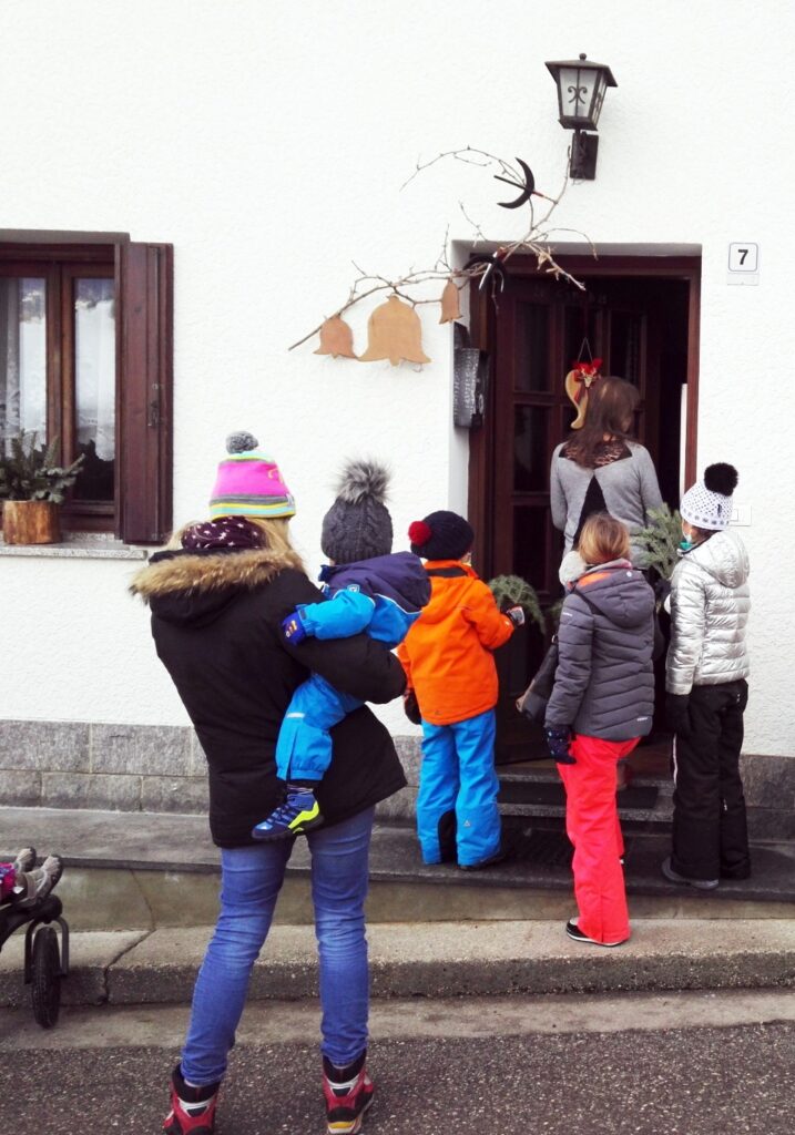 Šapanje otrok prinese mir in srečo v novem letu _ Lo šip šap dei bambini porta pace e fortuna per l’anno nuovo