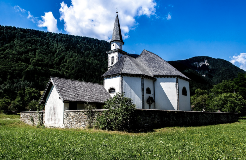 V Lužnicah in Naborjetu obnavljajo cerkve _ A Bagni di Lusnizza e Malborghetto si rimettono a nuovo le chiese 